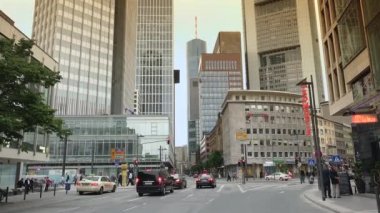 FRANKFURT, GERMANY - 2019 dolaylarında şehir merkezindeki Willy Brandt Meydanı 'ndan geçen sokak treni