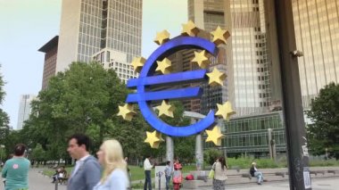 FRANKFURT, GERMANY - 2019 dolaylarında: Willy Brandt Meydanı, gökdelenler ve Şehir Sembol Euro İşareti,