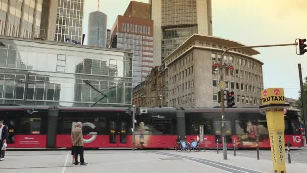 Frankfurt Tyskland 2019 Gatutåg Går Förbi Vid Willy Brandt Square — Stockvideo