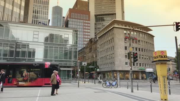 法兰克福 法兰克福 2019年左右 在市中心威利 勃兰特广场 Willy Brandt Square 经过的街道列车 — 图库视频影像