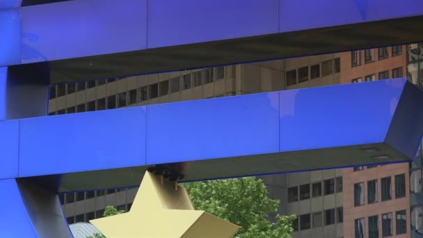 フランクフルト ドイツ 2019年頃 ウィリー ブラント広場 高層ビル 都市シンボルユーロサイン — ストック動画