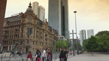 FRANKFURT, GERMANY - 2019 dolaylarında: Willy Brandt Meydanı Frankfurter Marchenbrunnen, gökdelenler ve Şehir Sembol Euro İşareti