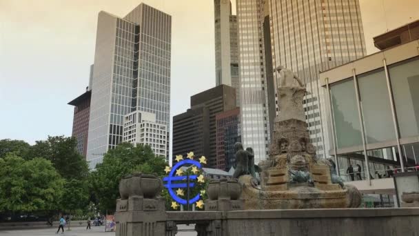 Frankfurt Tyskland 2019 Willy Brandt Square Med Frankfurter Marchenbrunnen Skyskrapor — Stockvideo