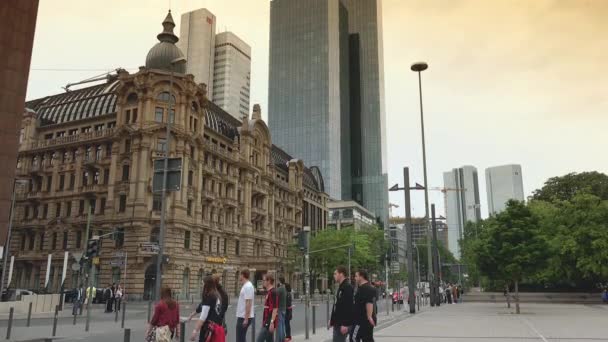 FRANKFURT, NÉMETORSZÁG - kb. 2019: Willy Brandt tér Frankfurter Marchenbrunnennel, felhőkarcolókkal és városi szimbólumokkal Euro Sign