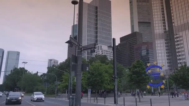 Frankfurt Germany 2019 Willy Brandt Square Skyscrapers City Symbol Euro — 图库视频影像