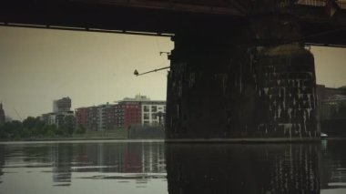 FRANKFURT, GERMANY - 2019 dolaylarında: Frankfurt, Almanya 'da alacakaranlıkta bulunan bir demiryolu köprüsü yakınlarındaki yeni Avrupa Merkez Bankası Merkezi