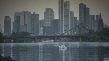 FRANKFURT - 2019 dolaylarında, Frankfurt am Main, Almanya 'da nehir boyunca uzanan banka binaları. Frankfurt küresel bir finans merkezi.,