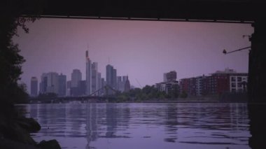 FRANKFURT, GERMANY - 2019 dolaylarında: Frankfurt, Almanya 'da alacakaranlıkta bulunan bir demiryolu köprüsü yakınlarındaki yeni Avrupa Merkez Bankası Merkezi