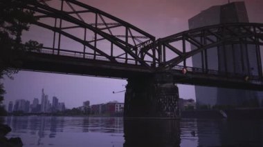 FRANKFURT, GERMANY - 2019 dolaylarında: Frankfurt, Almanya 'da alacakaranlıkta bulunan bir demiryolu köprüsü yakınlarındaki yeni Avrupa Merkez Bankası Merkezi