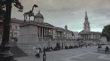 LONDON, İngiltere, 2019: İnsanlar Londra 'daki Trafalgar Meydanı' nı ziyaret ediyor. Yılda 15 milyondan fazla ziyaretçisi oluyor, gerçek zamanlı, video izleyicisiyle temizleniyor..