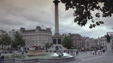 LONDON, İngiltere, 2019: İnsanlar Londra 'daki Trafalgar Meydanı' nı ziyaret ediyor. Yılda 15 milyondan fazla ziyaretçisi oluyor, gerçek zamanlı, video izleyicisiyle temizleniyor..