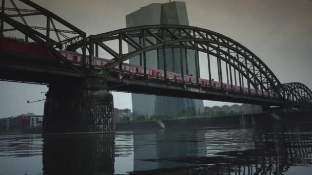 フランクフルト ドイツ 約2019 夕暮れ時にドイツのフランクフルトの鉄道橋の近くに新しい欧州中央銀行本部 — ストック動画