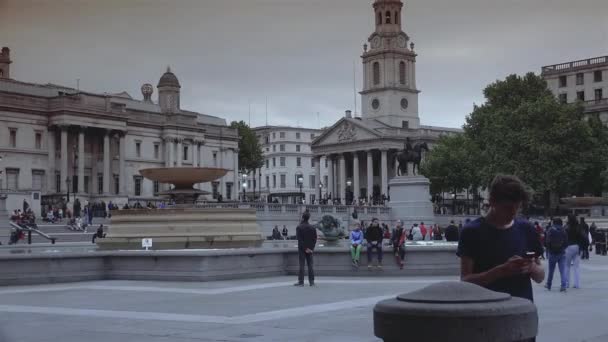 London Około 2019 Ludzie Odwiedzają Trafalgar Square Londynie Jedna Najbardziej — Wideo stockowe