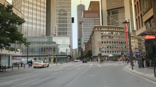 Frankfurt Duitsland Circa 2019 Straattrein Rijdt Voorbij Willy Brandt Square — Stockvideo