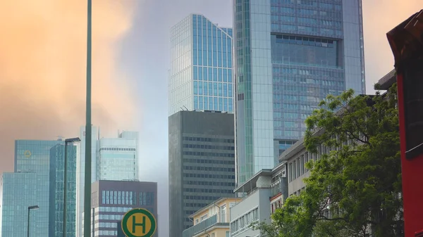 Frankfurt Duitsland Circa 2019 Het Stadsgezicht Met Wolkenkrabbers Vanuit Smalle — Stockfoto