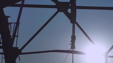 Gün batımında pompalanan petrol kuyuları