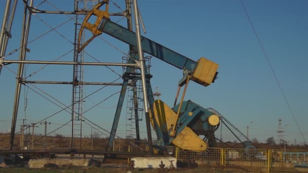 Siluetas Pozos Petróleo Bombeando Atardecer — Vídeo de stock