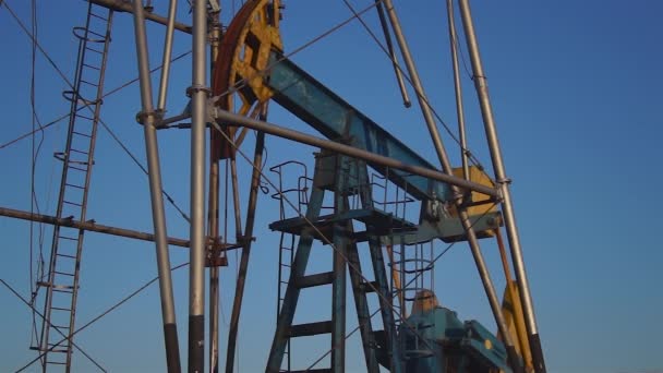 Siluetas Pozos Petróleo Bombeando Atardecer — Vídeo de stock