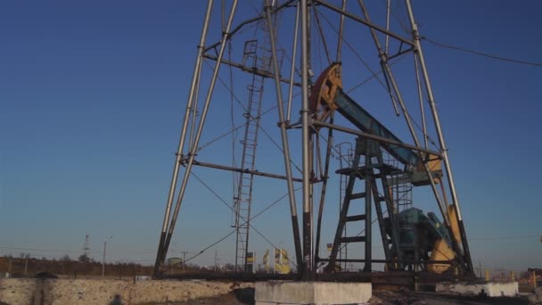 Siluetas Pozos Petróleo Bombeando Atardecer — Vídeo de stock