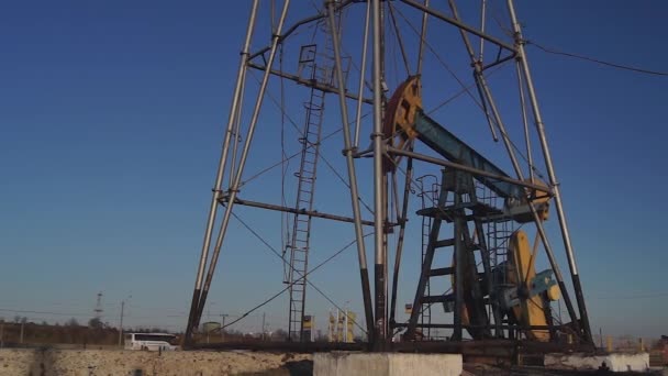 Siluetas Pozos Petróleo Bombeando Atardecer — Vídeos de Stock