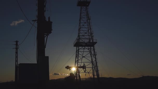 Silhouetten Von Ölquellen Die Bei Sonnenuntergang Pumpen — Stockvideo