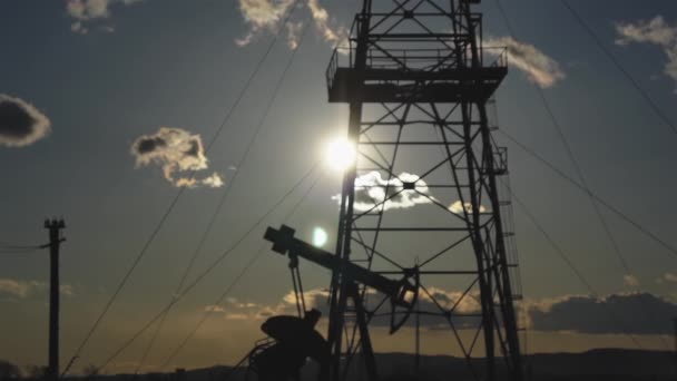 Siluetas Pozos Petróleo Bombeando Atardecer — Vídeo de stock