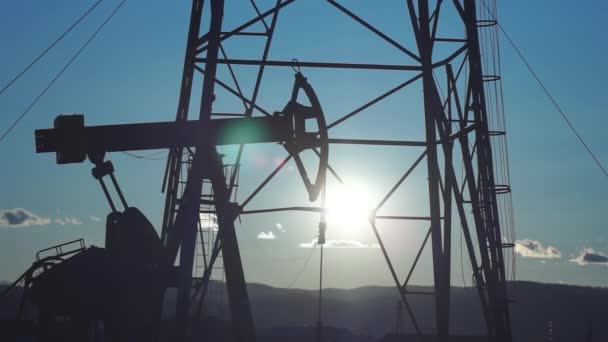 Siluetas Pozos Petróleo Bombeando Atardecer — Vídeo de stock