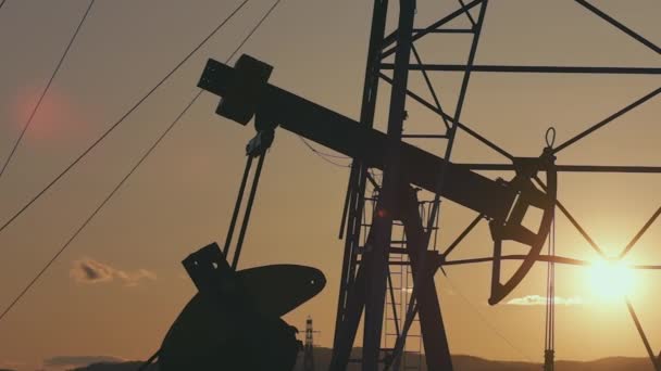 Siluetas Pozos Petróleo Bombeando Atardecer — Vídeo de stock