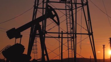 Gün batımında pompalanan petrol kuyuları