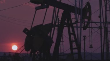 Gün batımında pompalanan petrol kuyuları