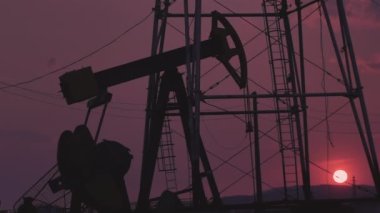 Gün batımında pompalanan petrol kuyuları