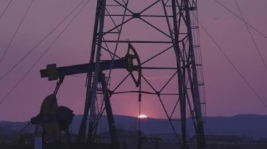 Gün batımında pompalanan petrol kuyuları