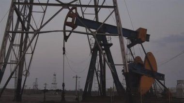 Gün batımında pompalanan petrol kuyuları