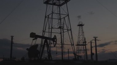 Gün batımında pompalanan petrol kuyuları
