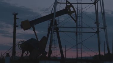 Gün batımında pompalanan petrol kuyuları