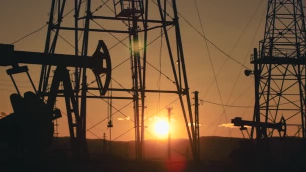 Siluetas Pozos Petróleo Bombeando Atardecer — Vídeos de Stock