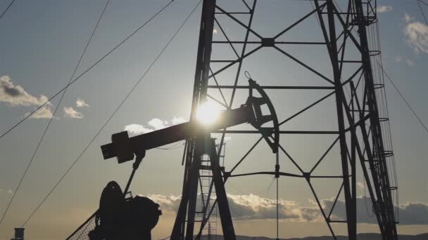 Siluetas Pozos Petróleo Bombeando Atardecer — Vídeo de stock