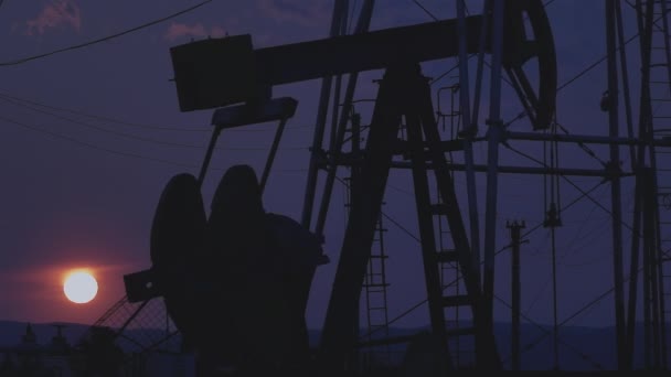 Силуети Нафтових Свердловин Перекачуються Заході Сонця — стокове відео