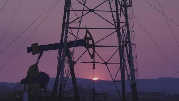 Siluetas Pozos Petróleo Bombeando Atardecer — Vídeo de stock