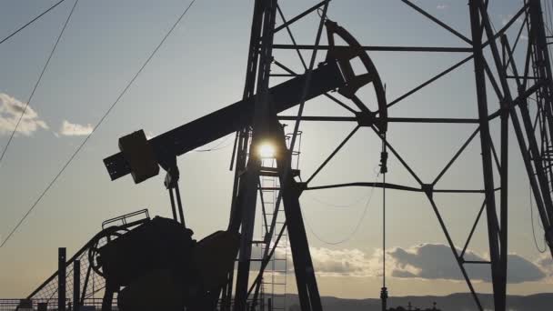 Silhouetten Von Ölquellen Die Bei Sonnenuntergang Pumpen — Stockvideo