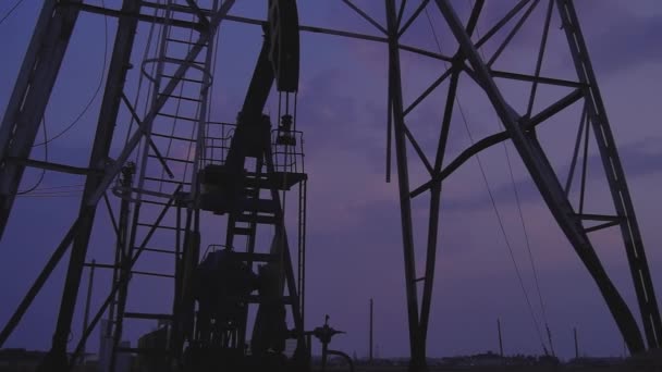 Silhouetten Von Ölquellen Die Bei Sonnenuntergang Pumpen — Stockvideo