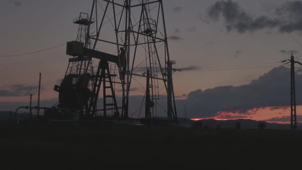 Silhuetas Poços Petróleo Bombeando Pôr Sol — Vídeo de Stock