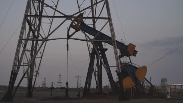 Siluetas Pozos Petróleo Bombeando Atardecer — Vídeo de stock