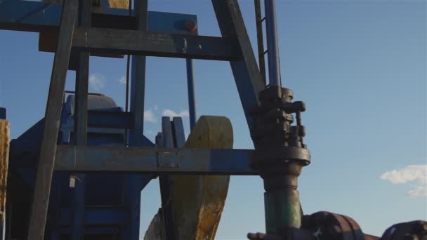 Siluetas Pozos Petróleo Bombeando Atardecer — Vídeo de stock