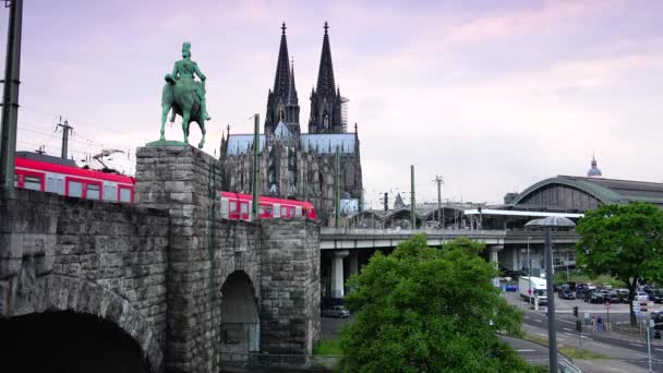 Köln, Deutschland: Außenansicht des Kölner Bahnhofs mit ein- und ausfahrenden Zügen und dem Dom im Hintergrund. Ultra HD 4k, Echtzeit, Zoomen