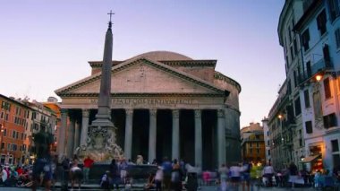 Roma: Turistler Roma, İtalya Panteon ziyaret edin. Panteon antik Roma kültürünün ünlü bir anıt, tüm tanrıların tapınağı, 2.