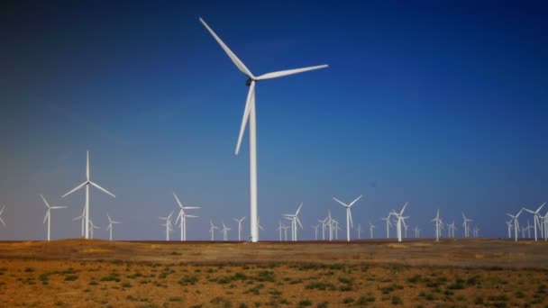 Moderne Windkraftanlagen zur Erzeugung nachhaltiger Energie in einem Feld, hd, Echtzeit — Stockvideo