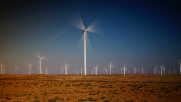 Сучасні вітрові турбіни, що генерують сталу енергію в полі, в режимі реального часу, HD — стокове відео