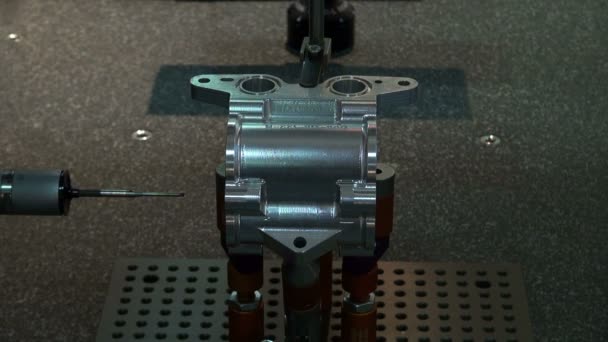 Автоматический тонкий механизм на заводе, в режиме реального времени, — стоковое видео