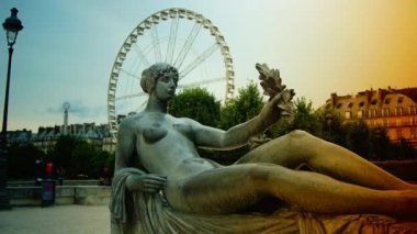 Paris, Fransa : Paris'te Dönme Dolaplı Jardin des Tuileries heykelleri, Fransa, zaman atlamalı görünüm,4k